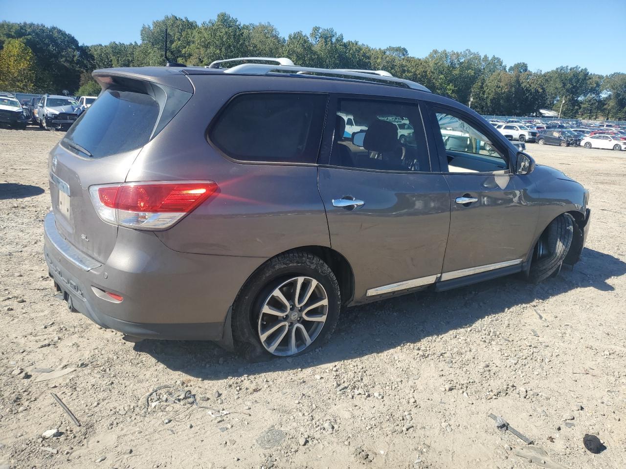 2014 Nissan Pathfinder S - Image 3