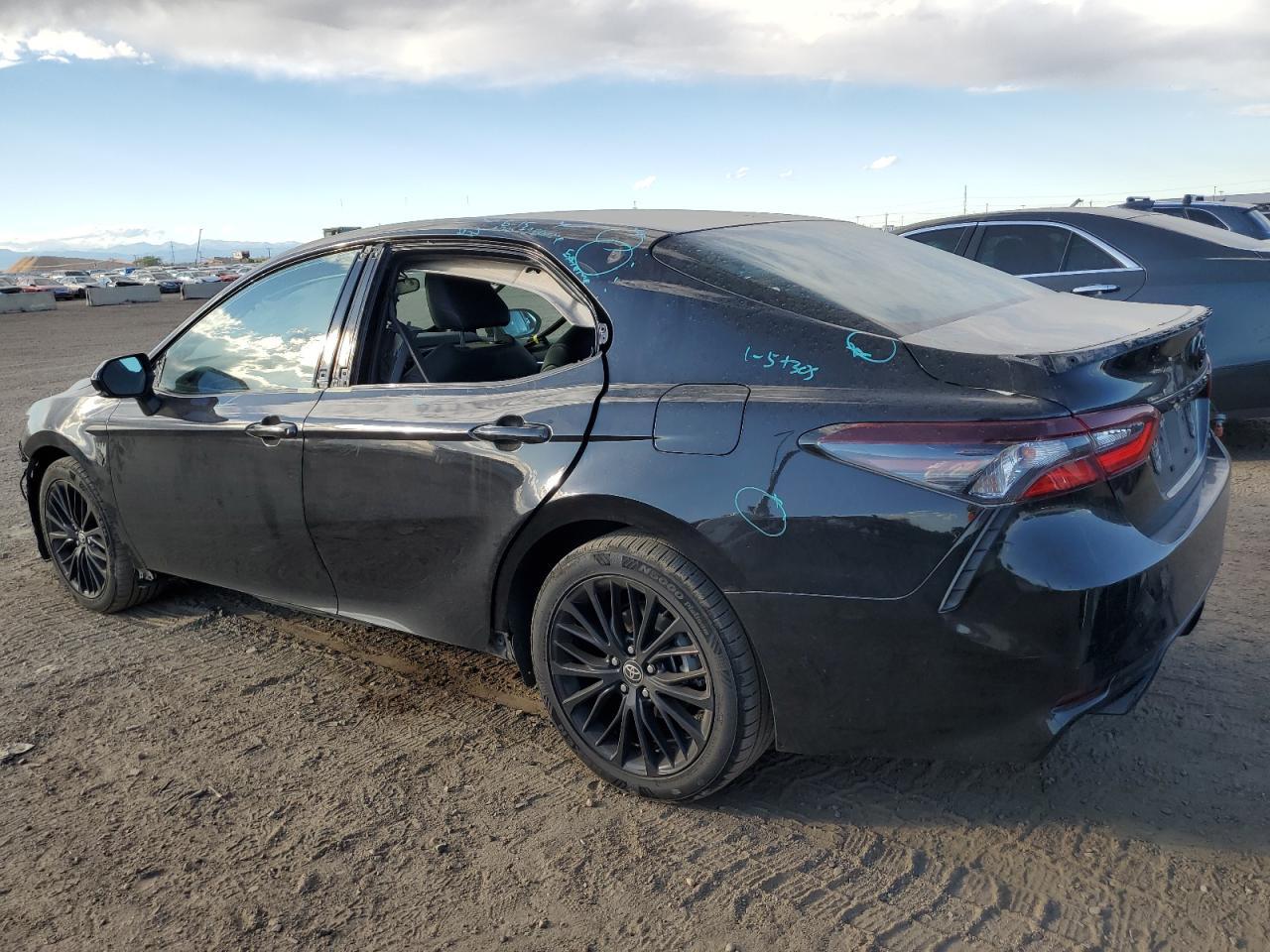 2022 Toyota Camry Se - Фото 2