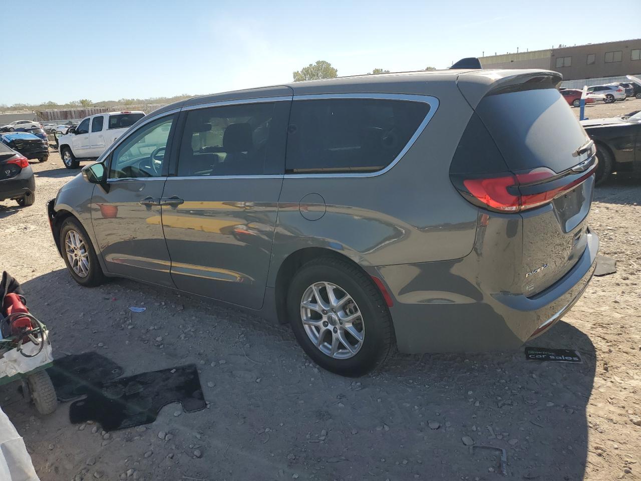2023 Chrysler Pacifica Touring L - Image 2