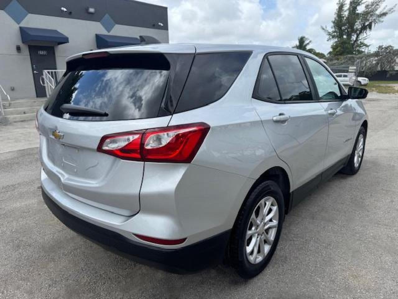 2020 Chevrolet Equinox Ls - Image 3