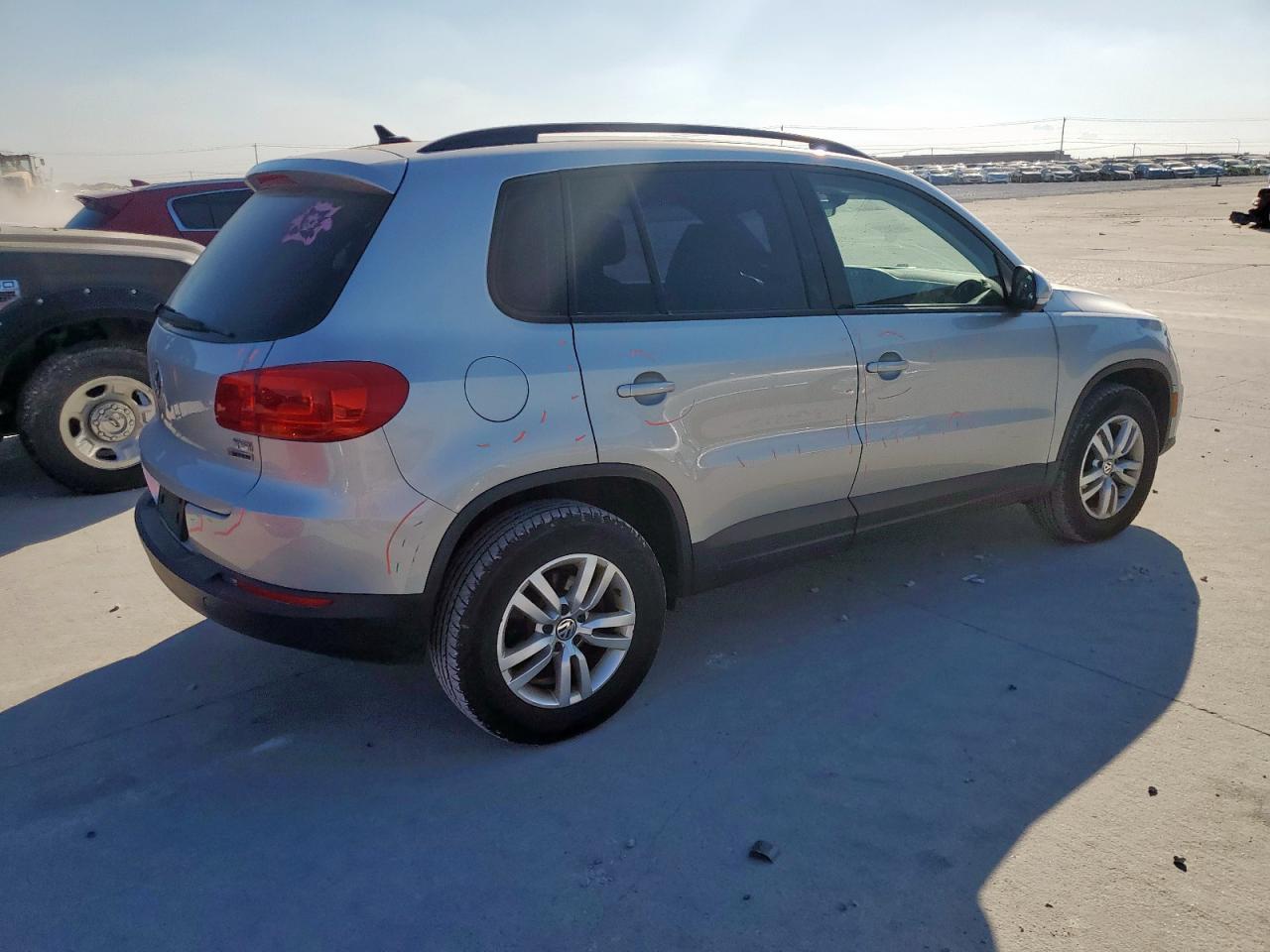 2017 Volkswagen Tiguan S - Фото 3