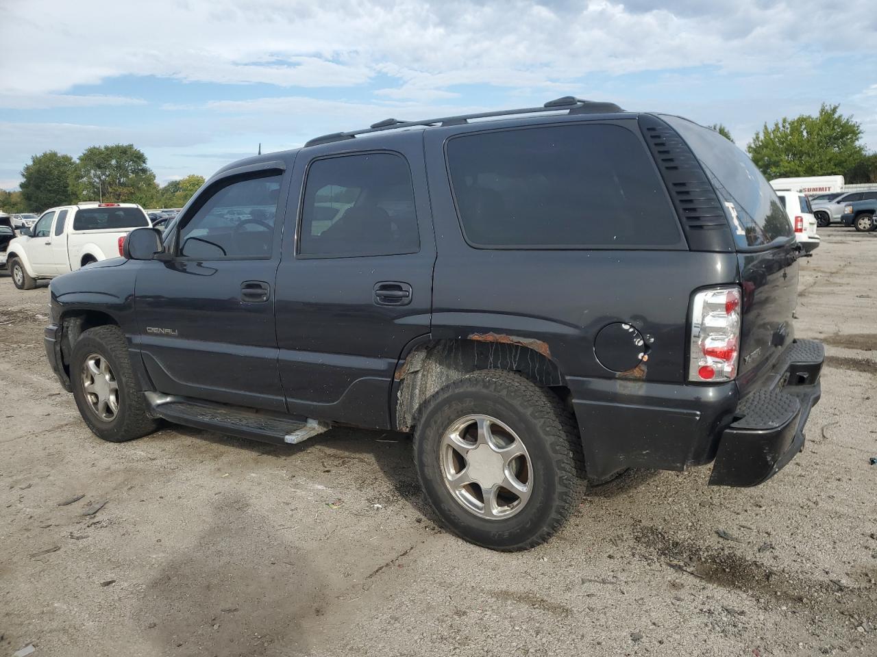 2004 GMC Yukon Denali - Image 2