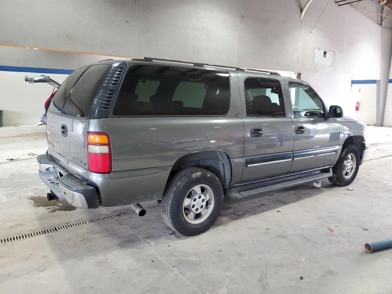 2001 Chevrolet Suburban C1500 - Фото 3