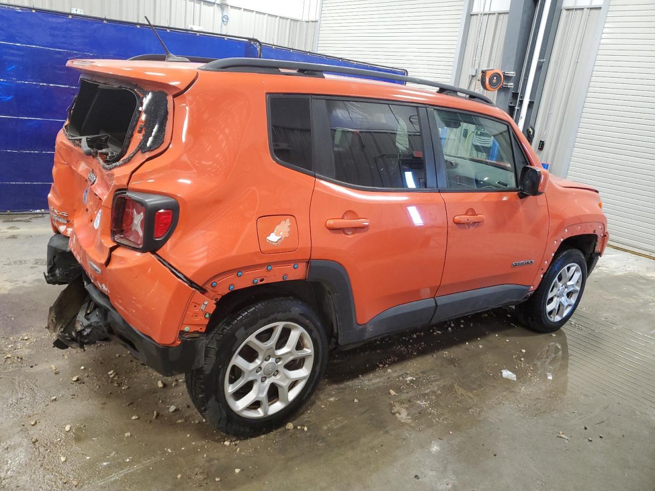 2016 Jeep Renegade Latitude - Image 3