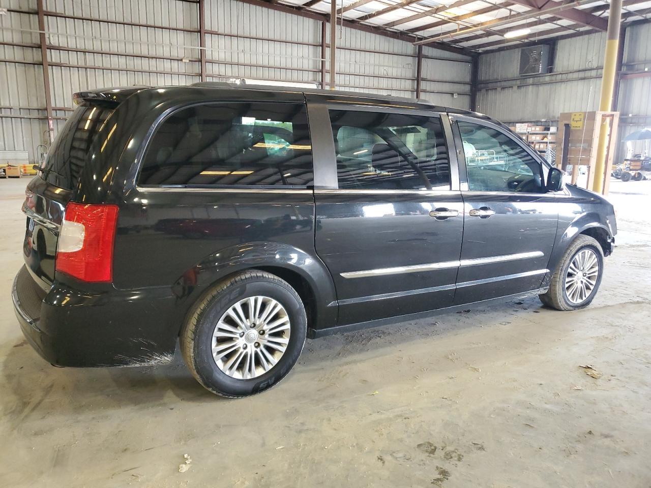 2015 Chrysler Town & Country Touring L - Image 3