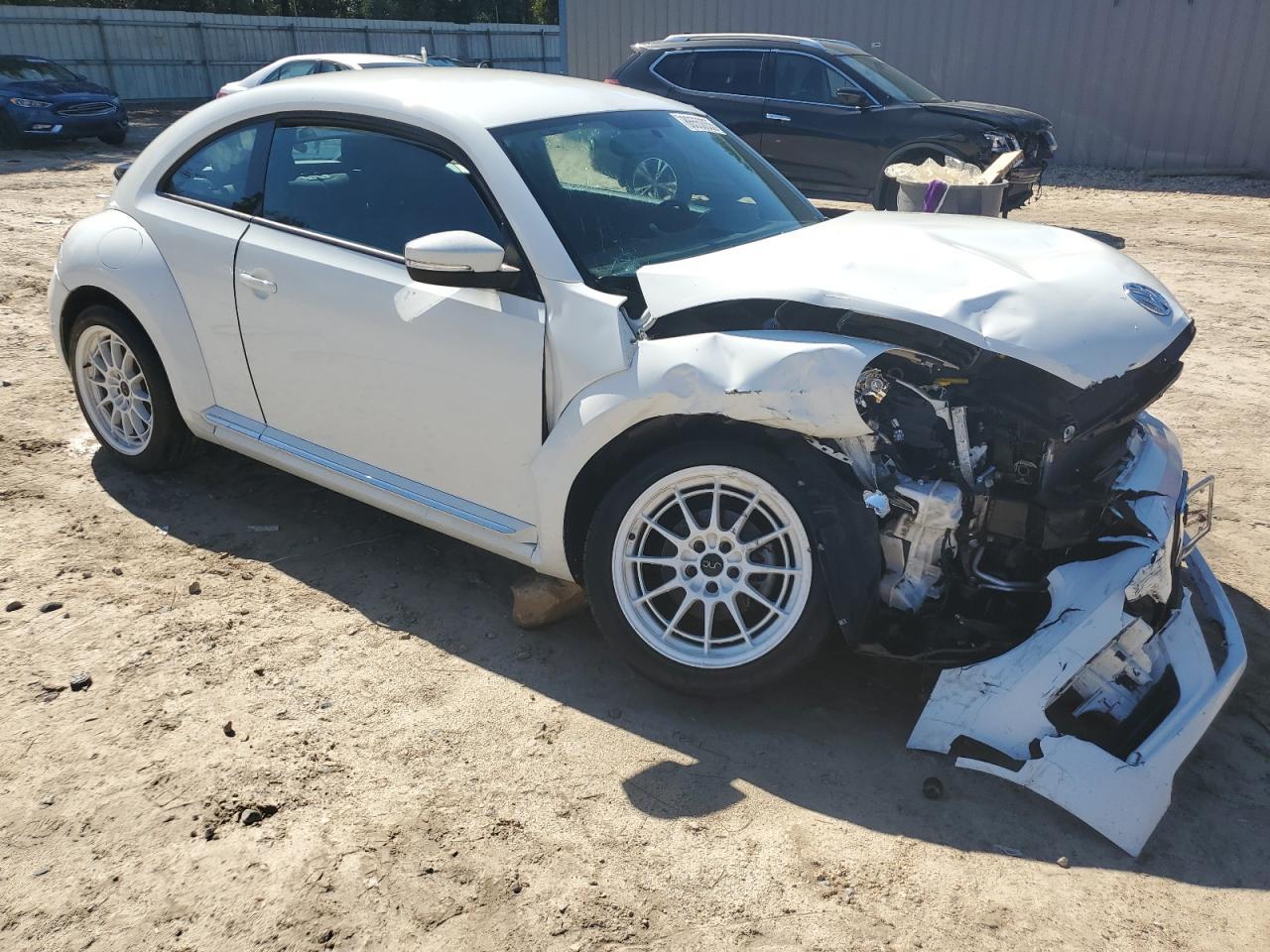 2019 Volkswagen Beetle S - Фото 4