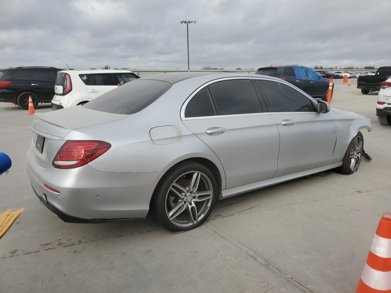 2017 Mercedes-Benz E 300 - Фото 3