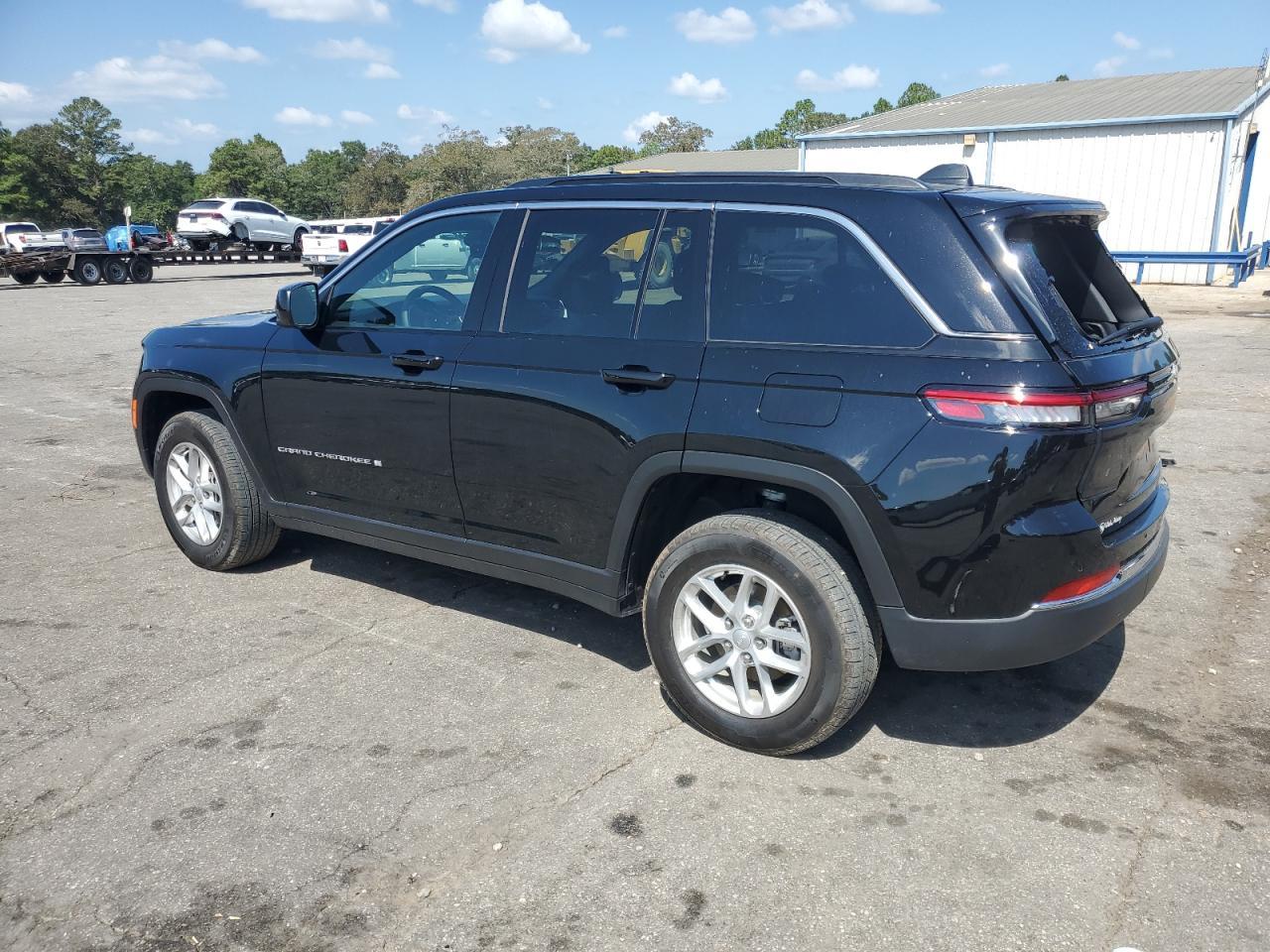 2025 Jeep Grand Cherokee Laredo - Image 2