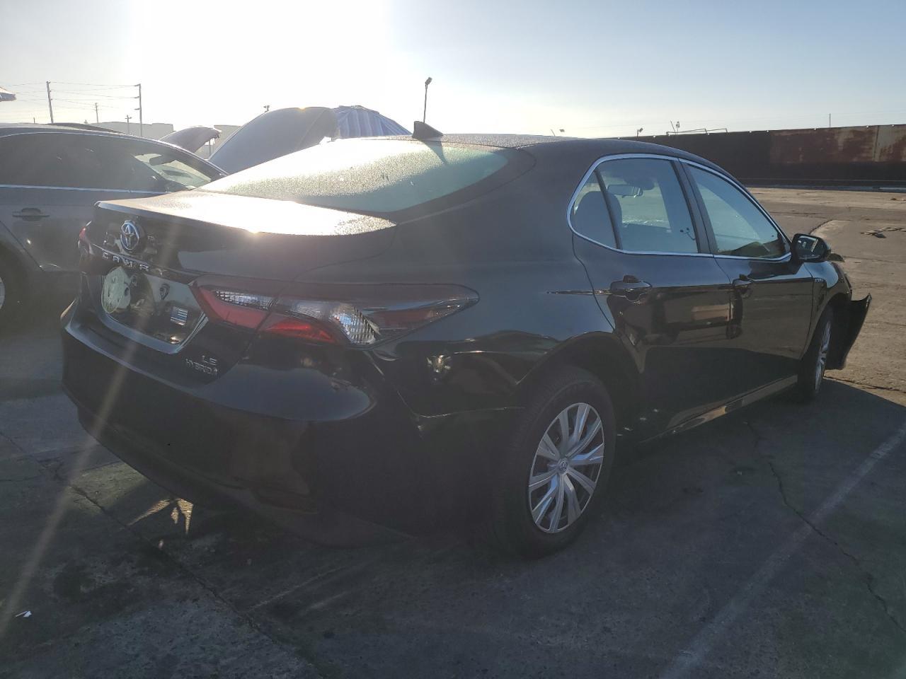 2021 Toyota Camry Le - Фото 3