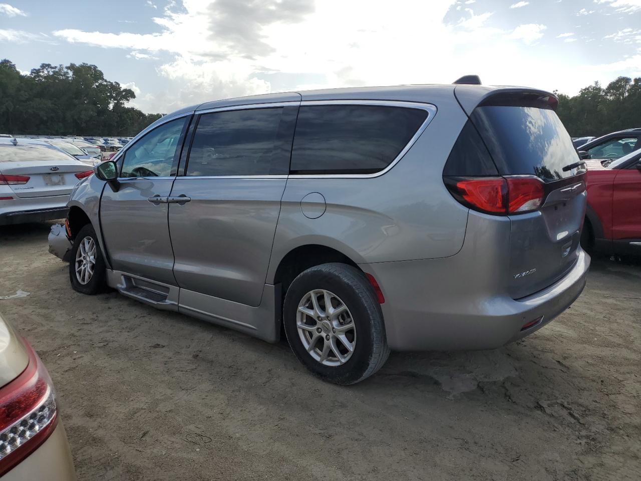 2021 Chrysler Voyager Lx - Фото 2