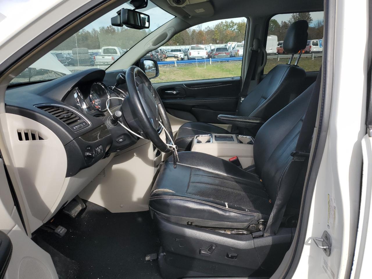 2013 Chrysler Town & Country Touring L - Image 7