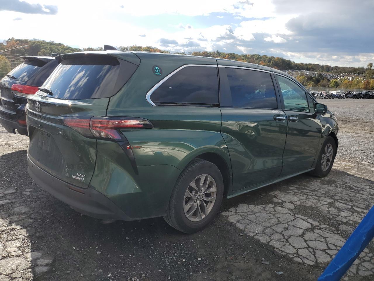 2022 Toyota Sienna Xle - Image 3