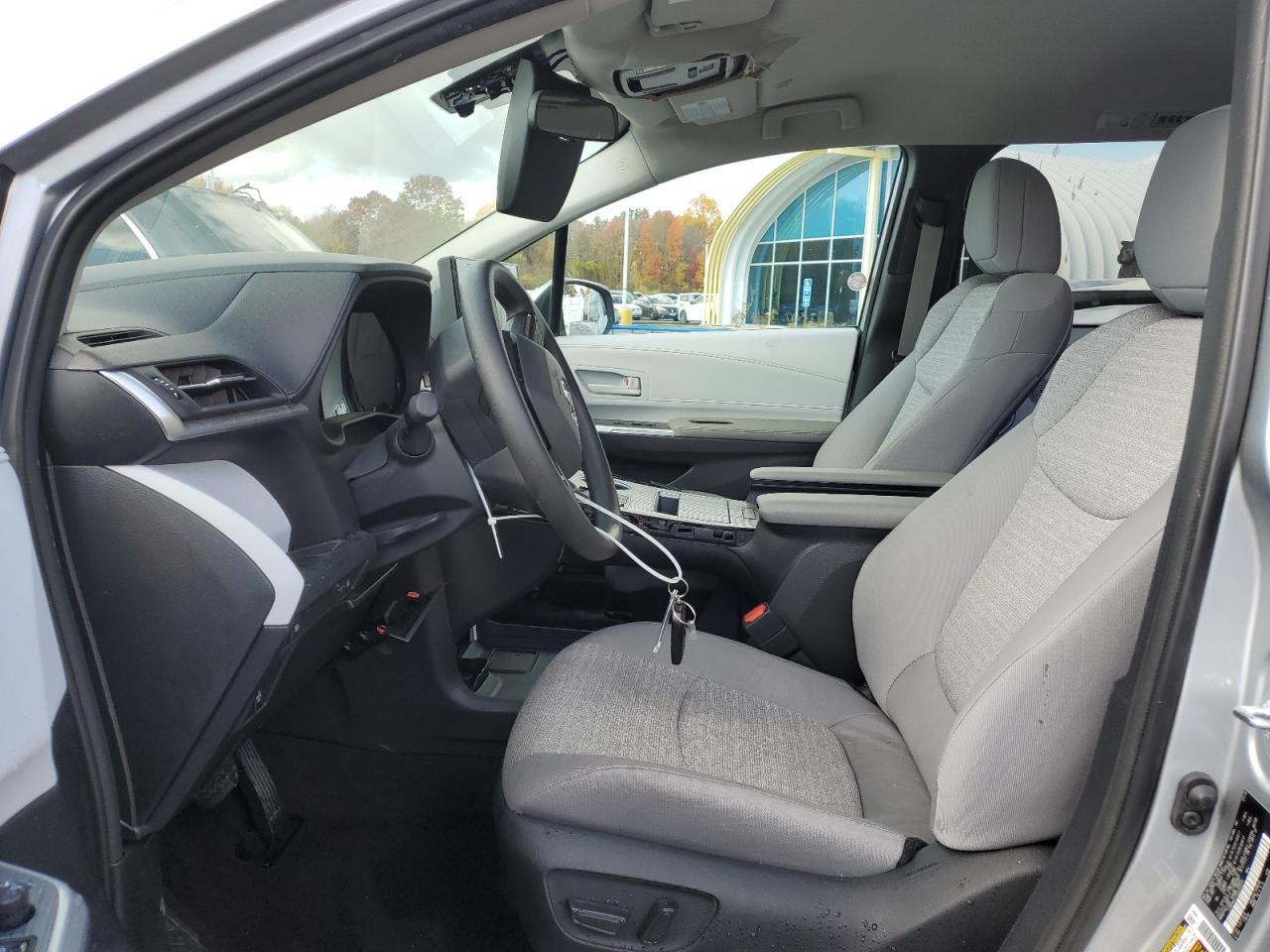 2025 Toyota Sienna Le - Фото 7
