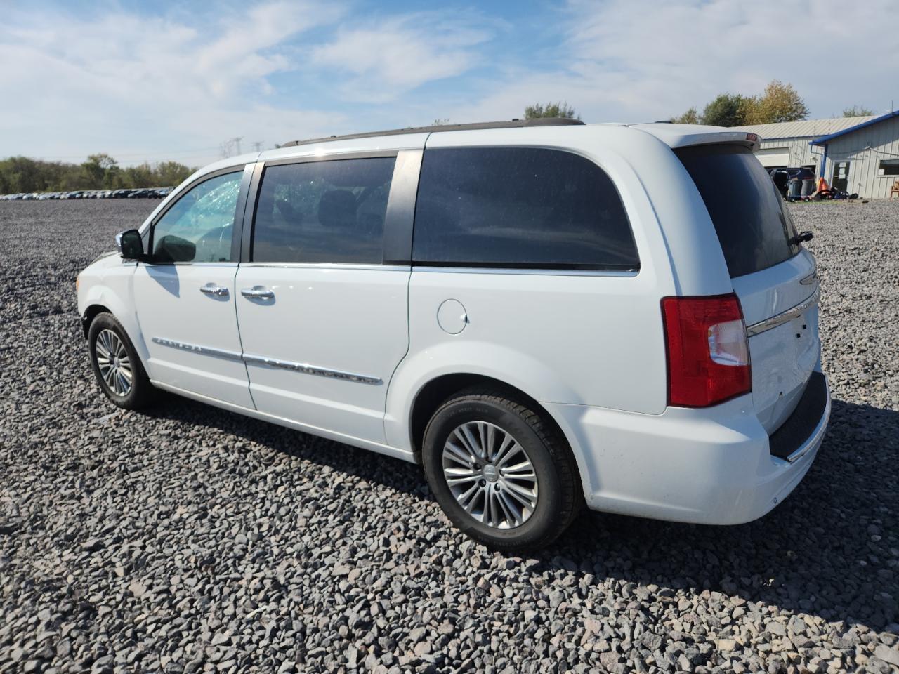 2014 Chrysler Town & Country Touring L - Image 2