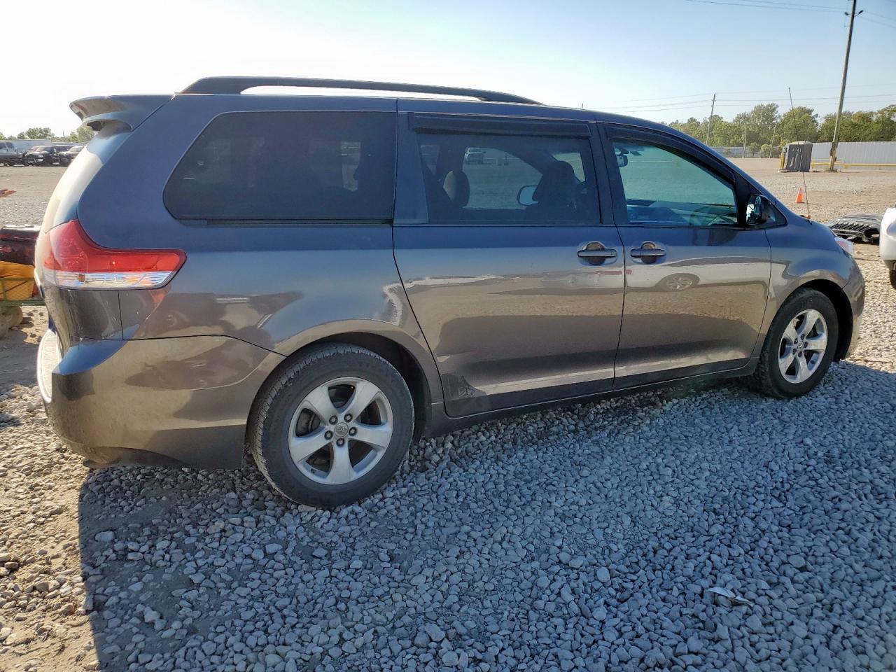 2013 Toyota Sienna Le - Фото 3