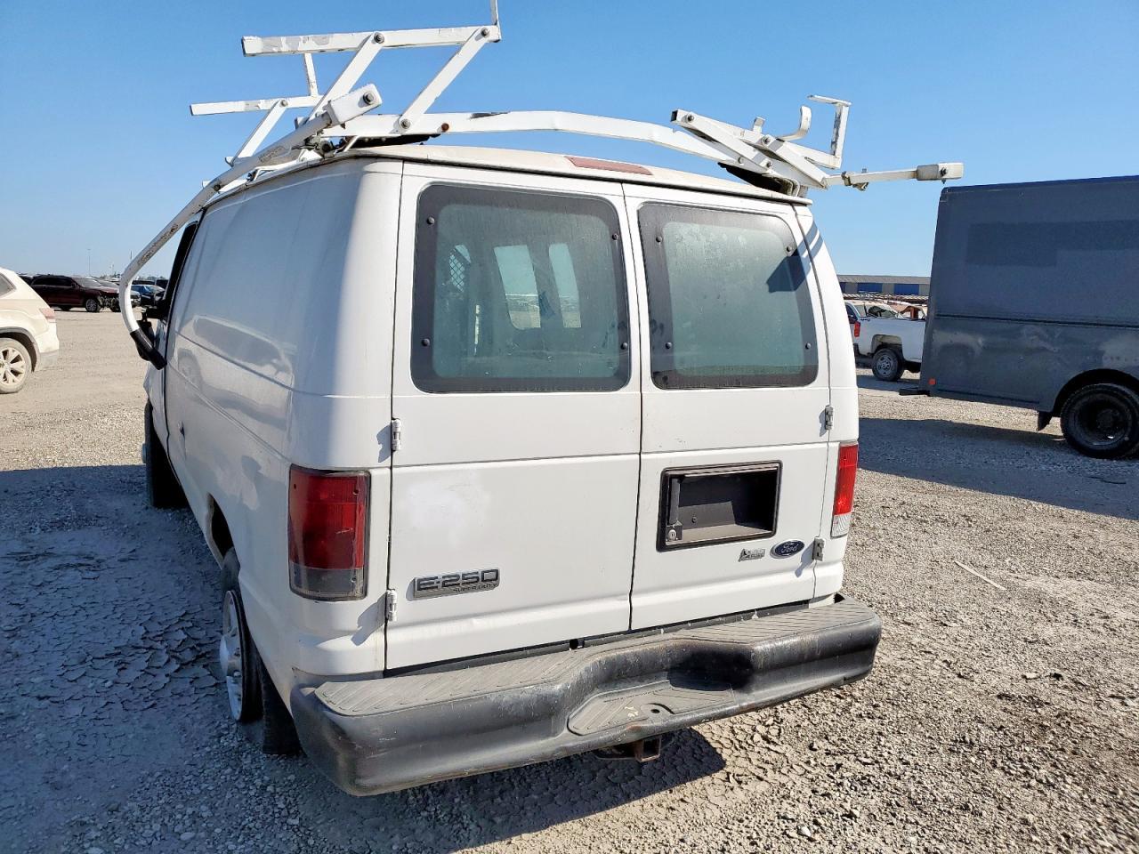 2010 Ford Econoline E250 Van - Фото 2