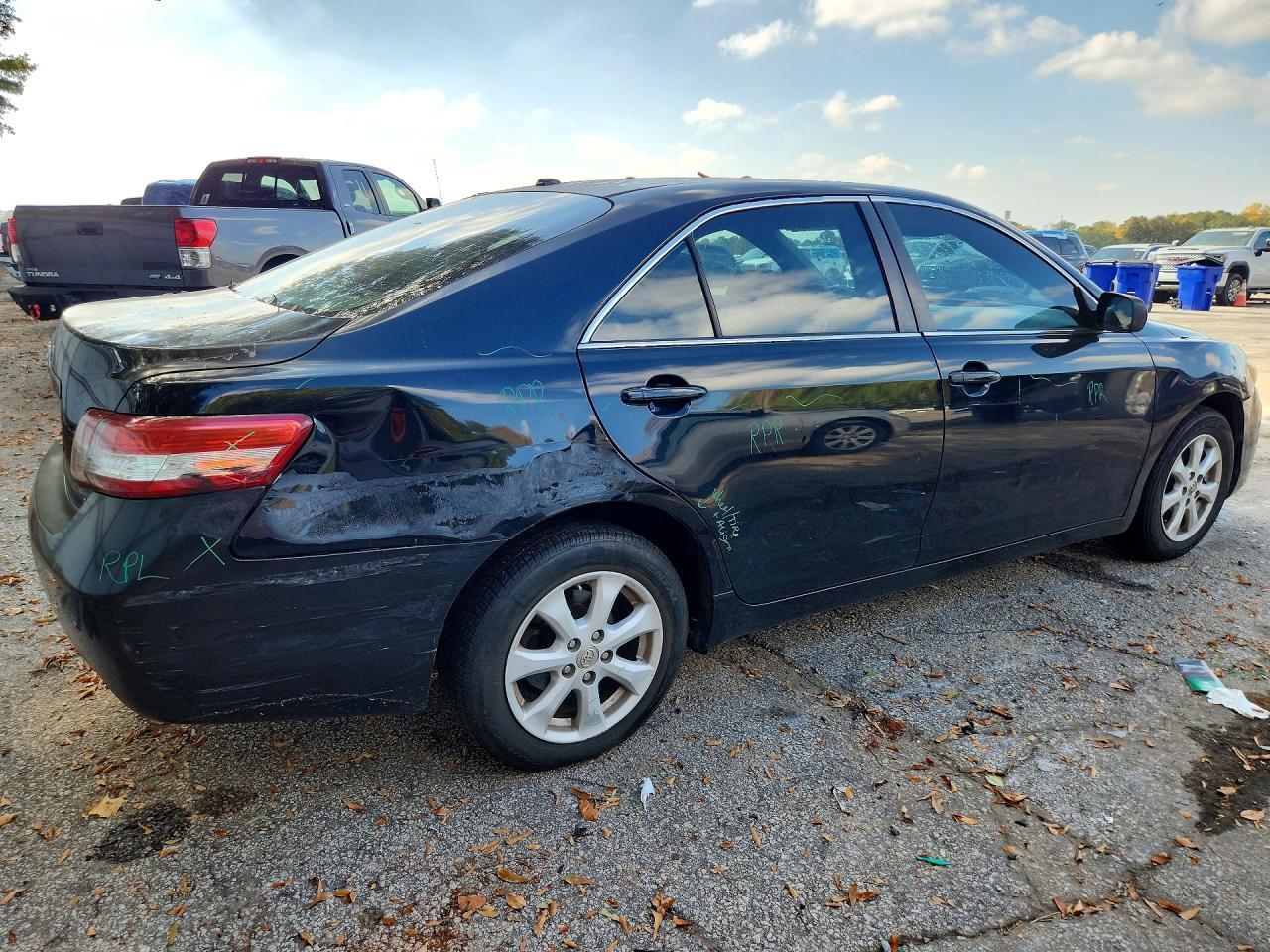 2011 Toyota Camry Le - Фото 3