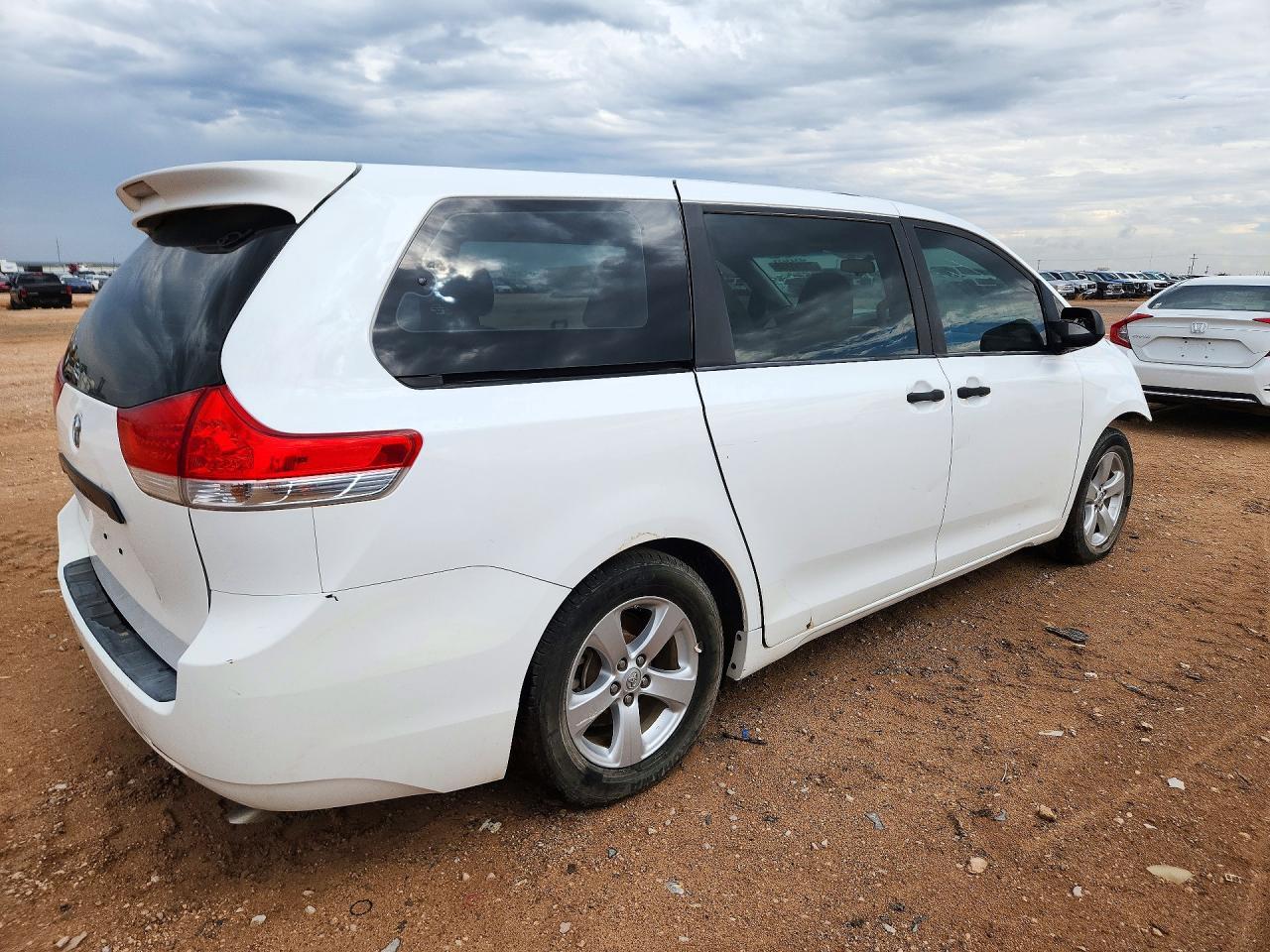 2013 Toyota Sienna L 7-Passenger - Фото 3