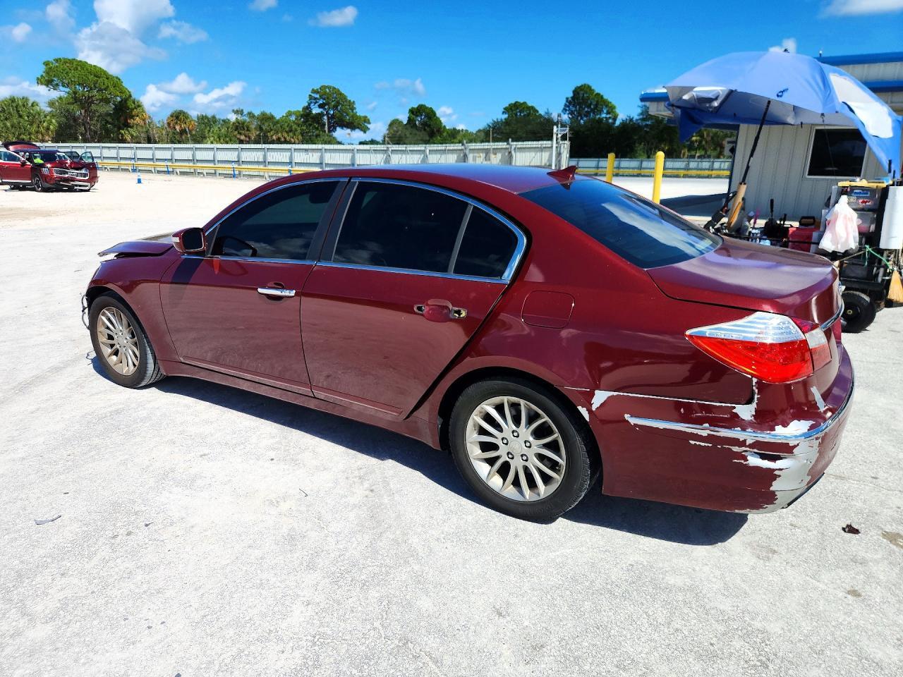 2011 Hyundai Genesis 3.8L - Фото 2