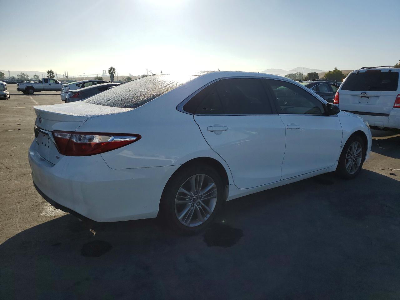 2016 Toyota Camry Se - Фото 3