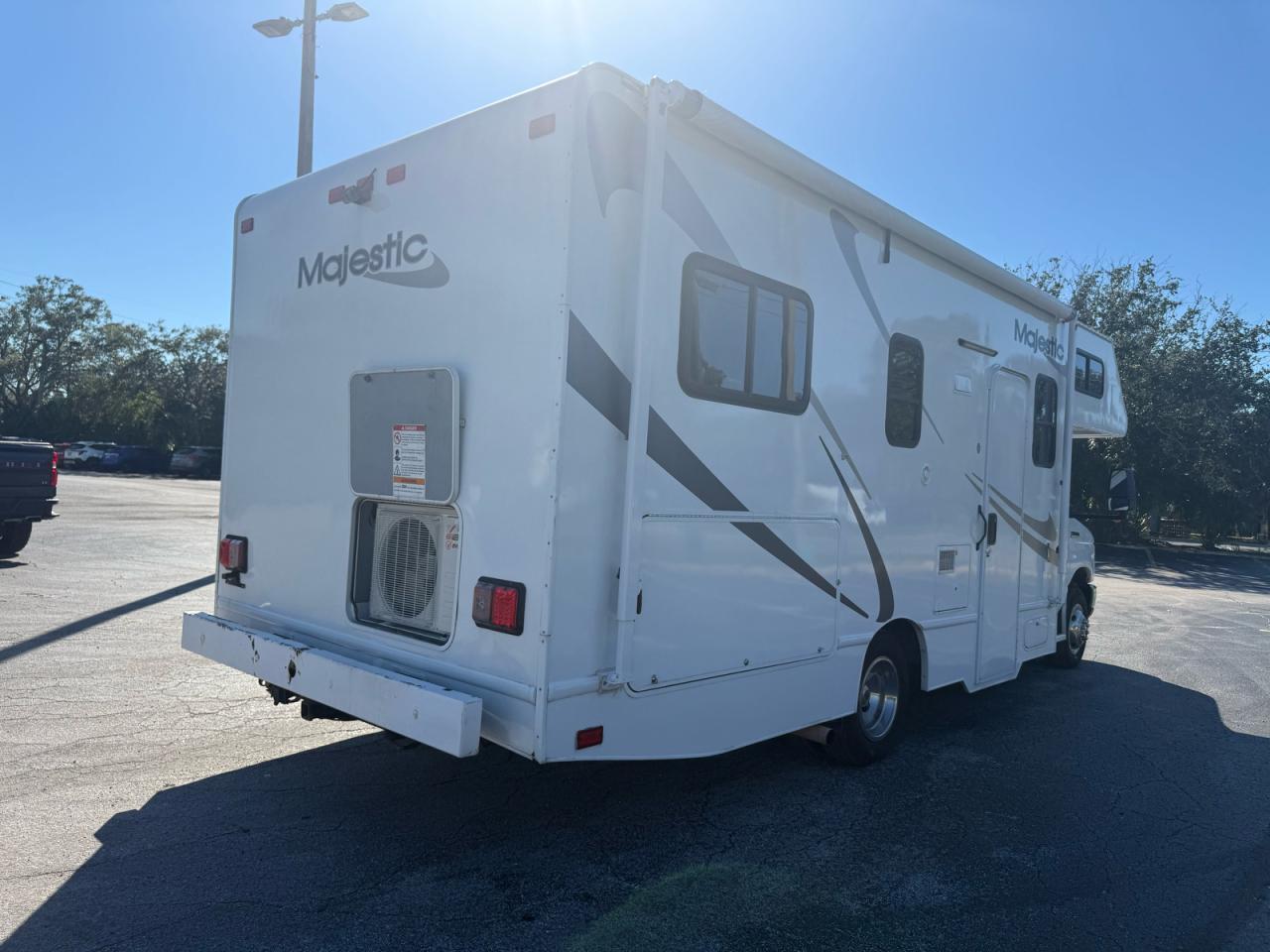 2014 Thor Motor Coach Majestic 23A - Image 4