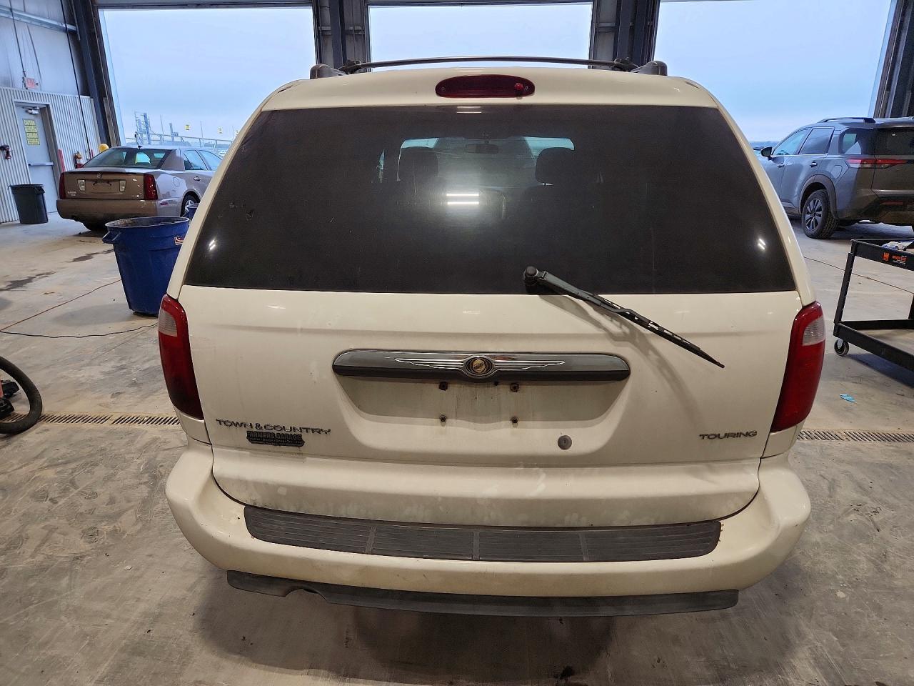 2005 Chrysler Town & Country Touring - Фото 6