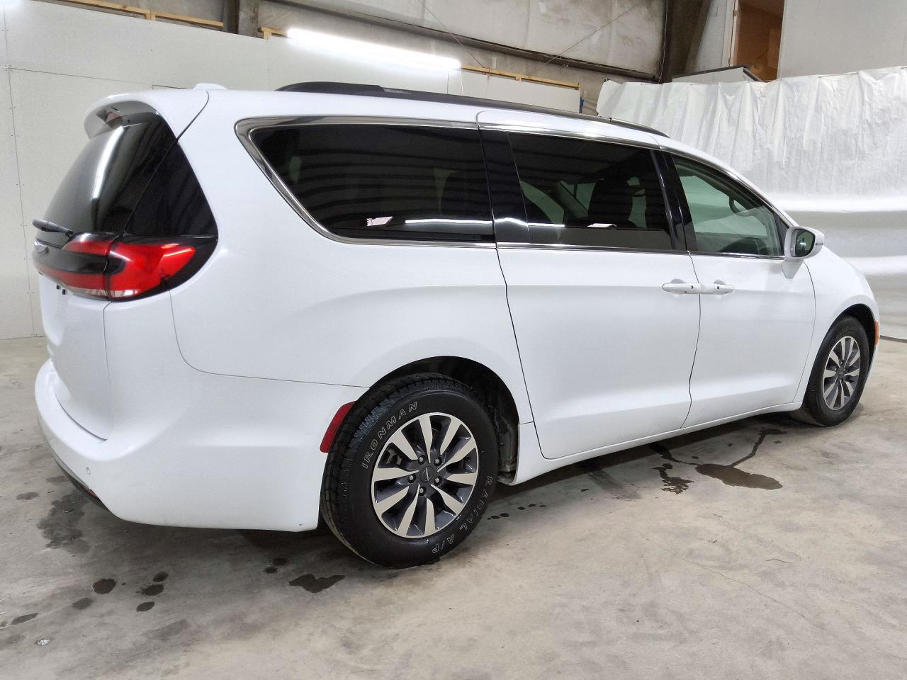 2022 Chrysler Pacifica Touring L - Фото 3