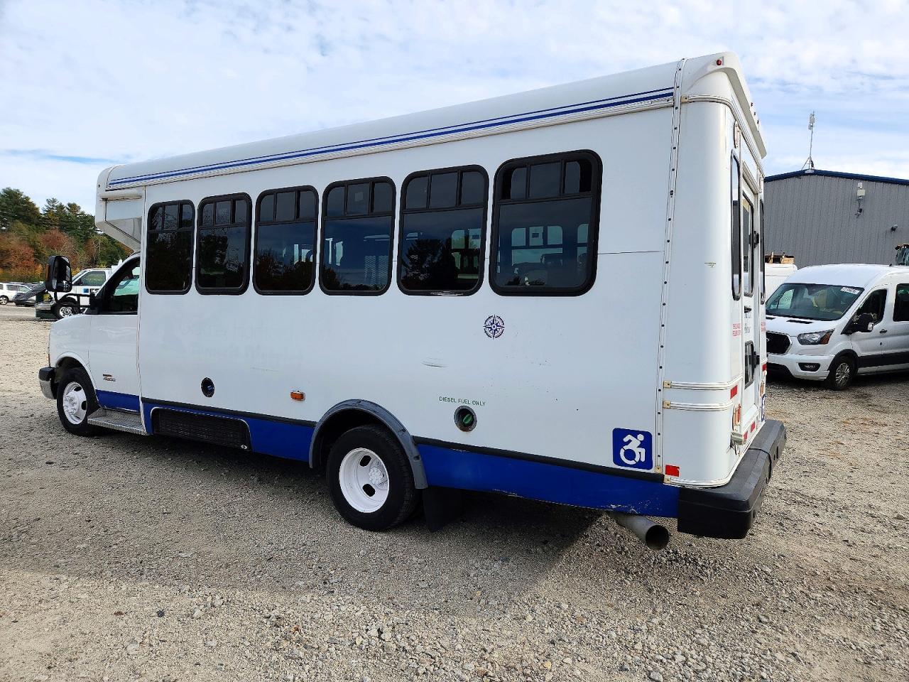 2016 Chevrolet Express G4500 - Image 3