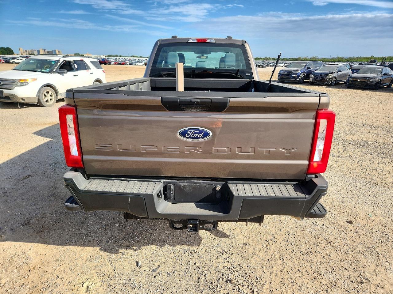 2023 Ford F350 Super Duty - Фото 6