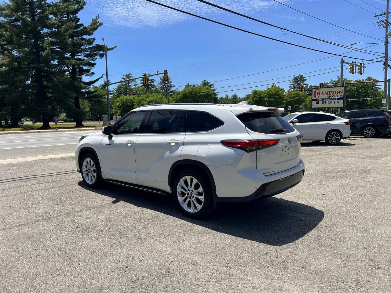 2021 Toyota Highlander Hybrid Limited - Image 3