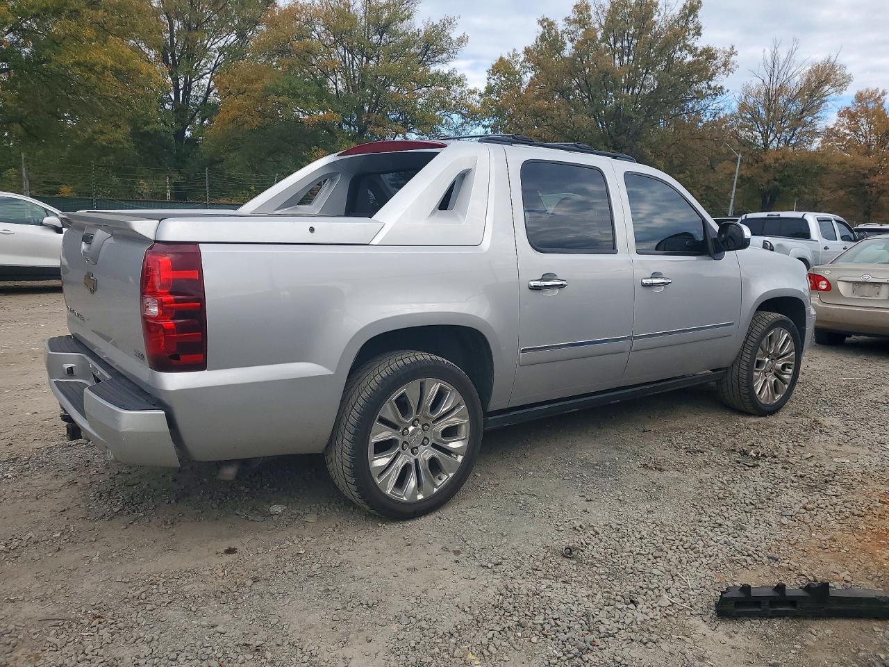 2011 Chevrolet Avalanche Ltz - Image 3