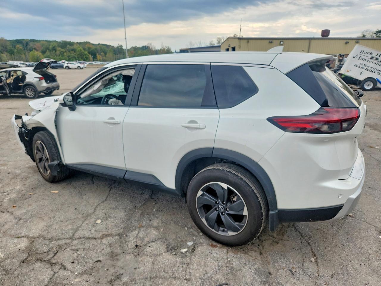 2024 Nissan Rogue Sv - Image 2