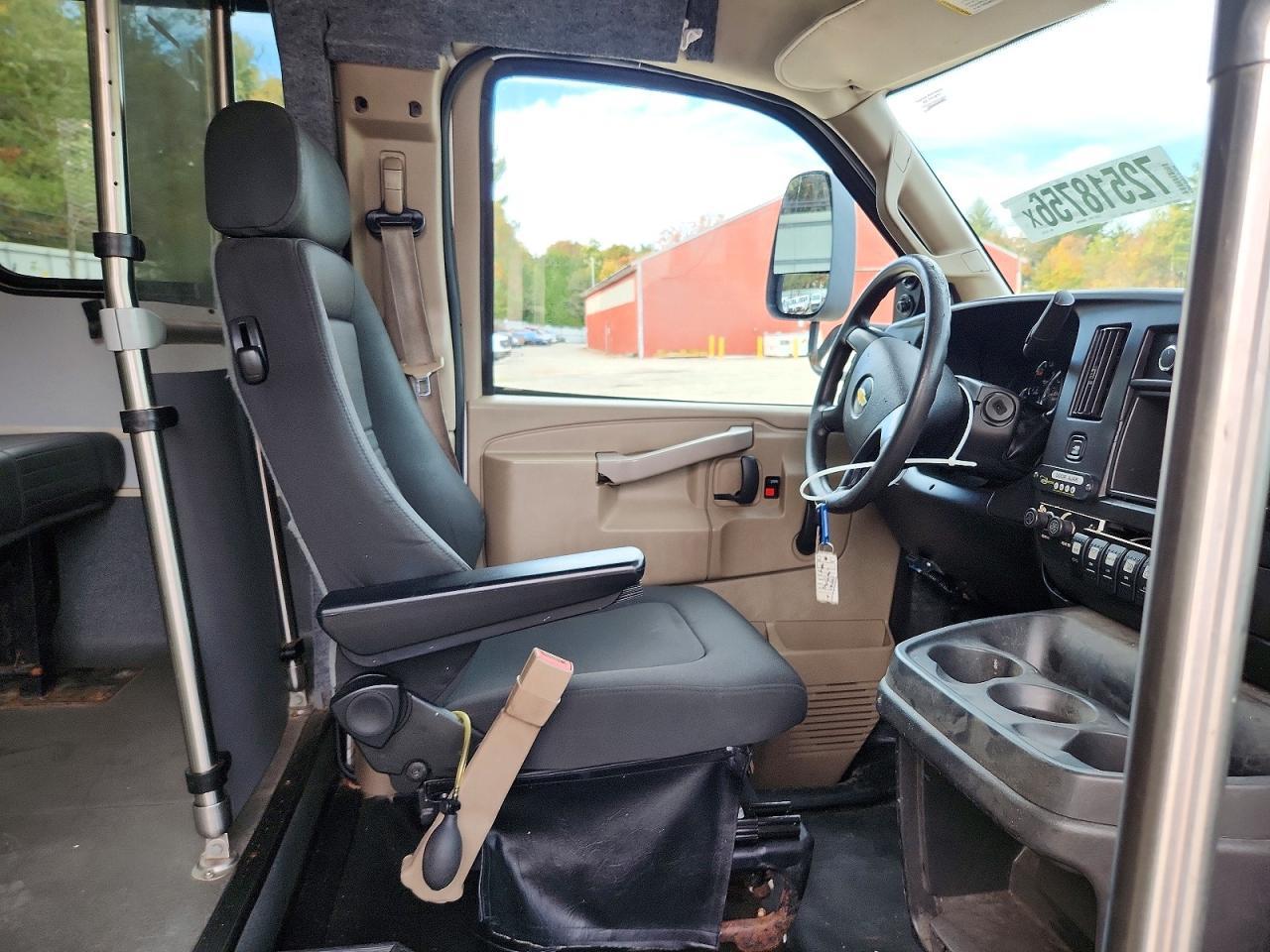2016 Chevrolet Express G4500 - Image 5