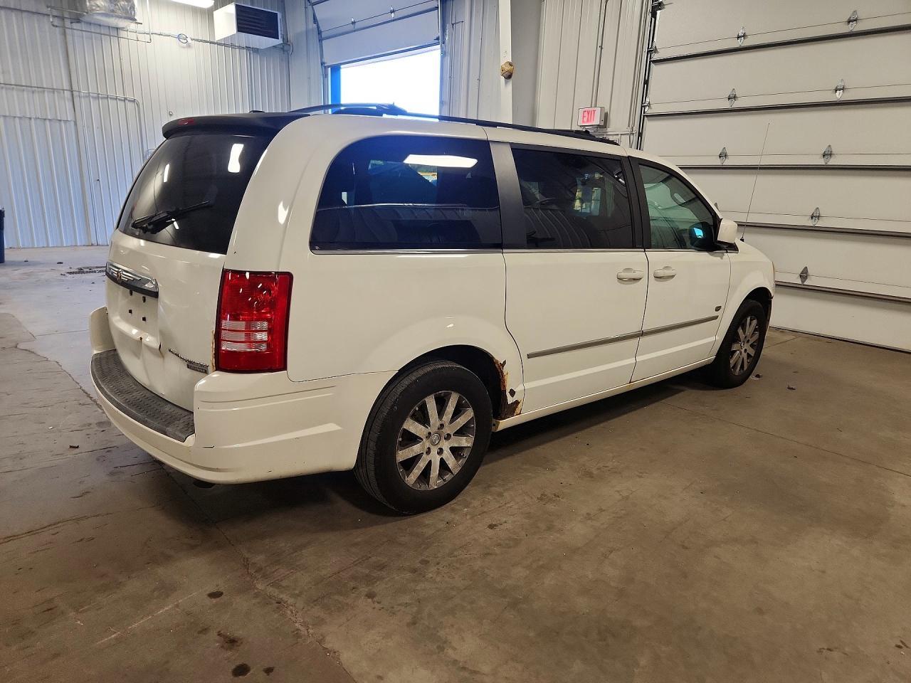 2009 Chrysler Town & Country Touring - Image 3