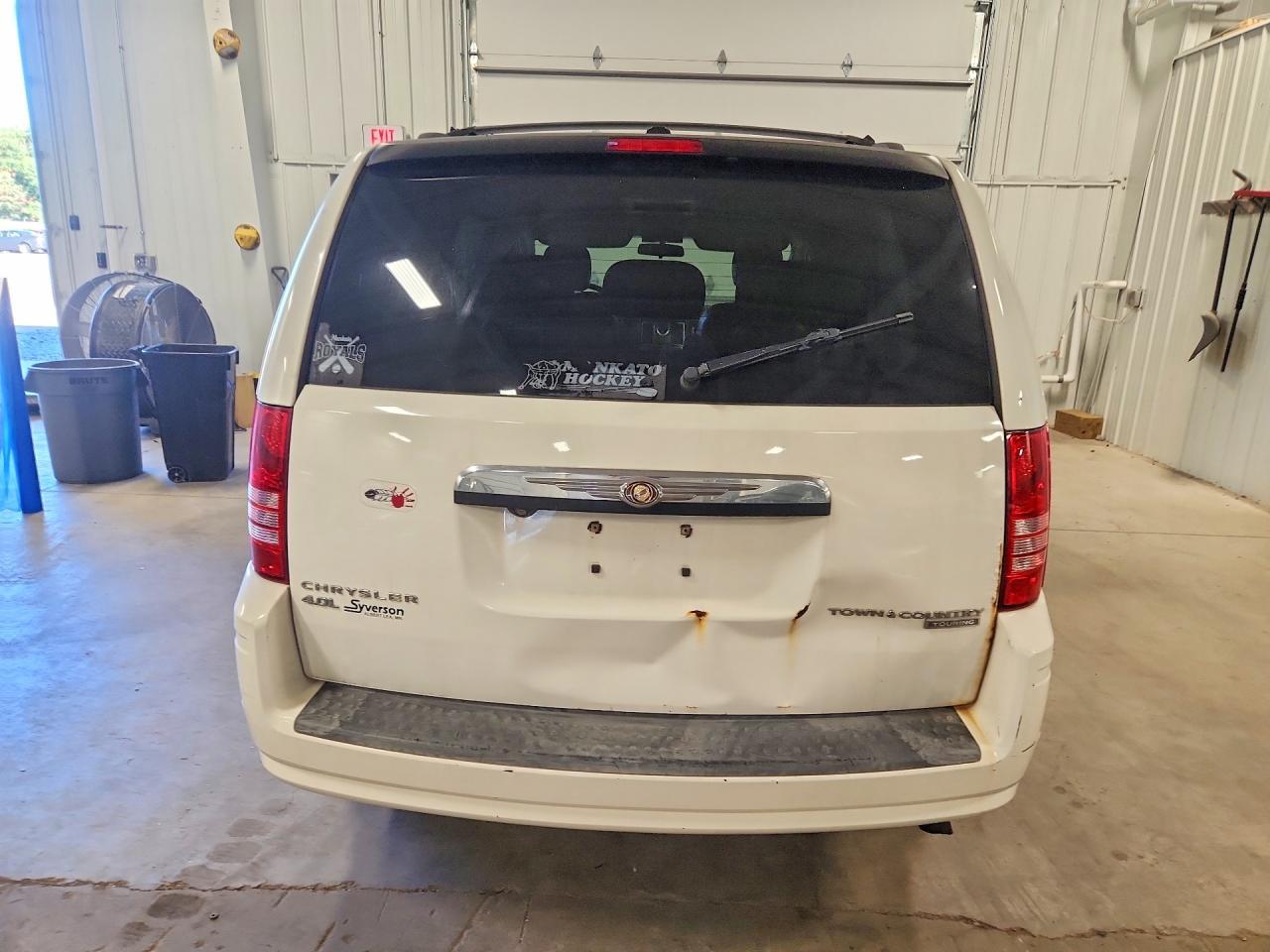 2009 Chrysler Town & Country Touring - Image 6