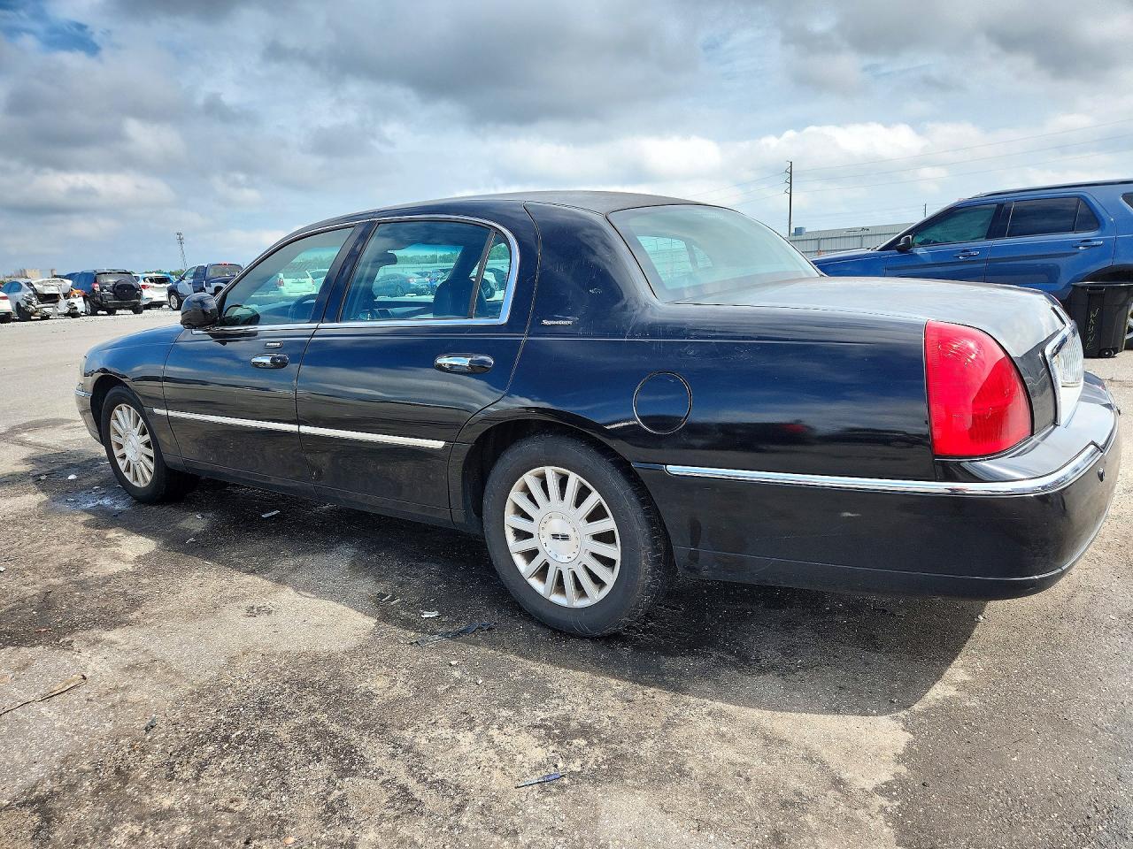 2004 Lincoln Town Car Executive - Фото 2