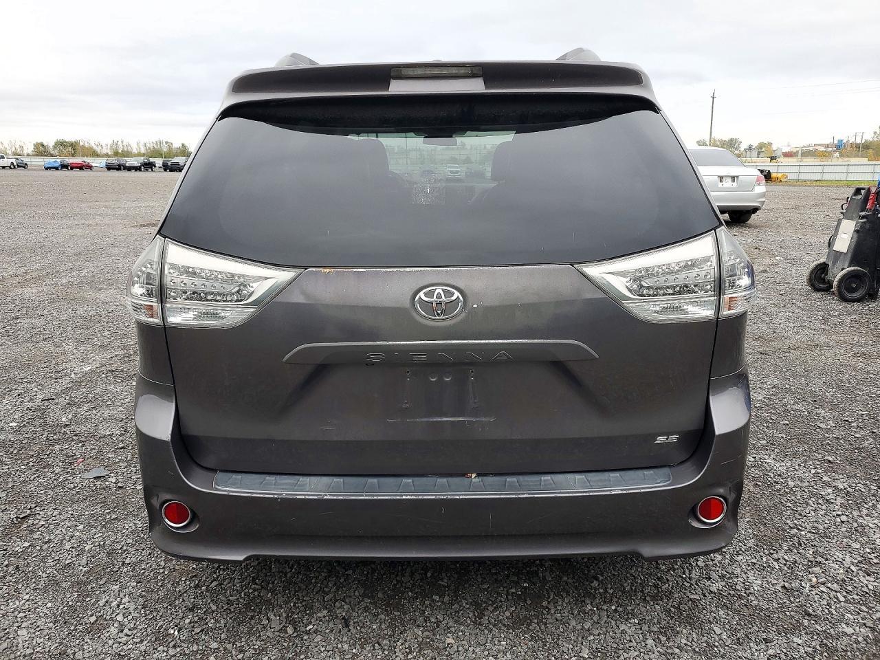 2011 Toyota Sienna Sport - Фото 6