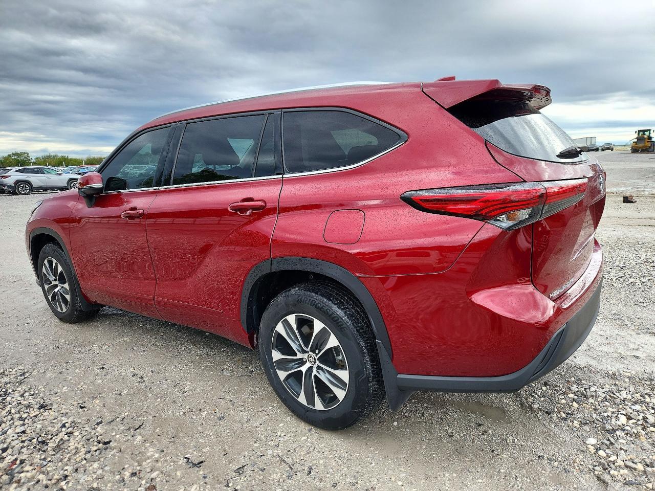 2021 Toyota Highlander Xle - Image 2