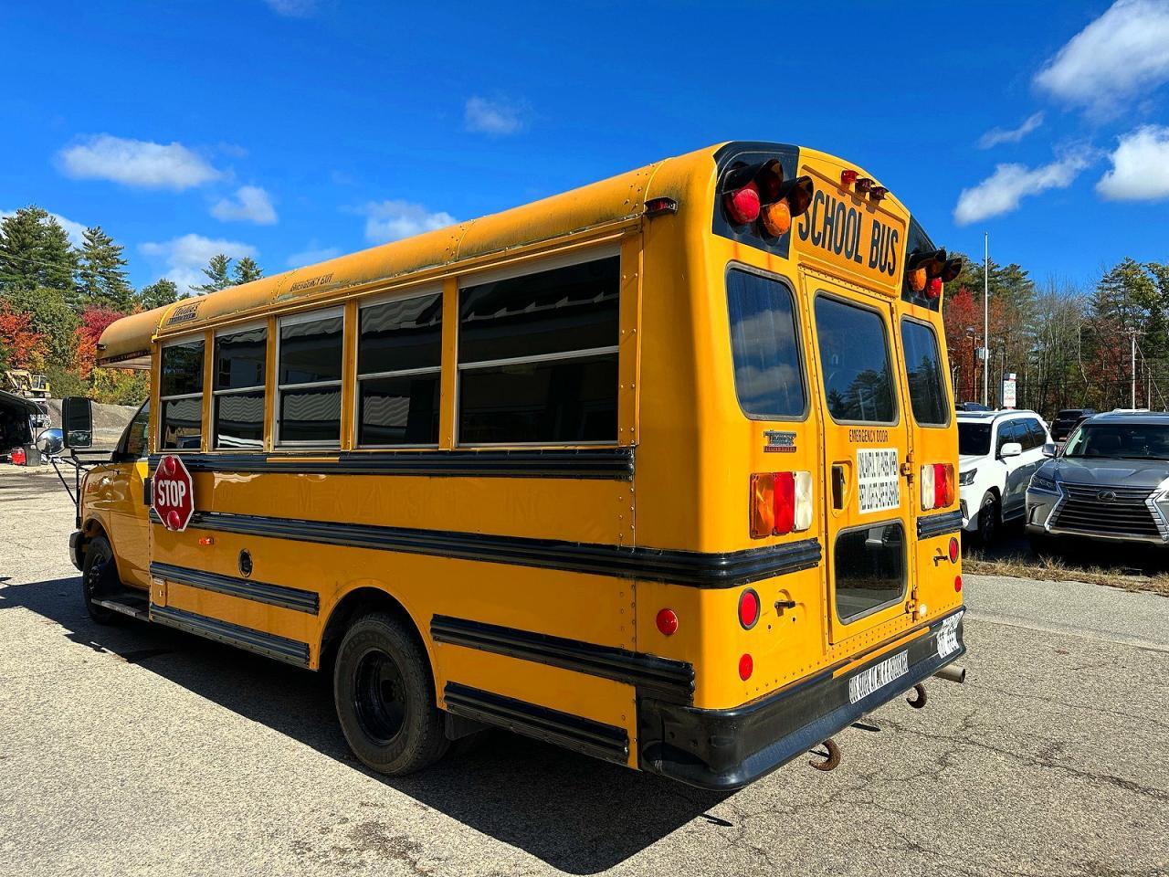 2015 GMC Savana Cutaway G3500 - Image 3