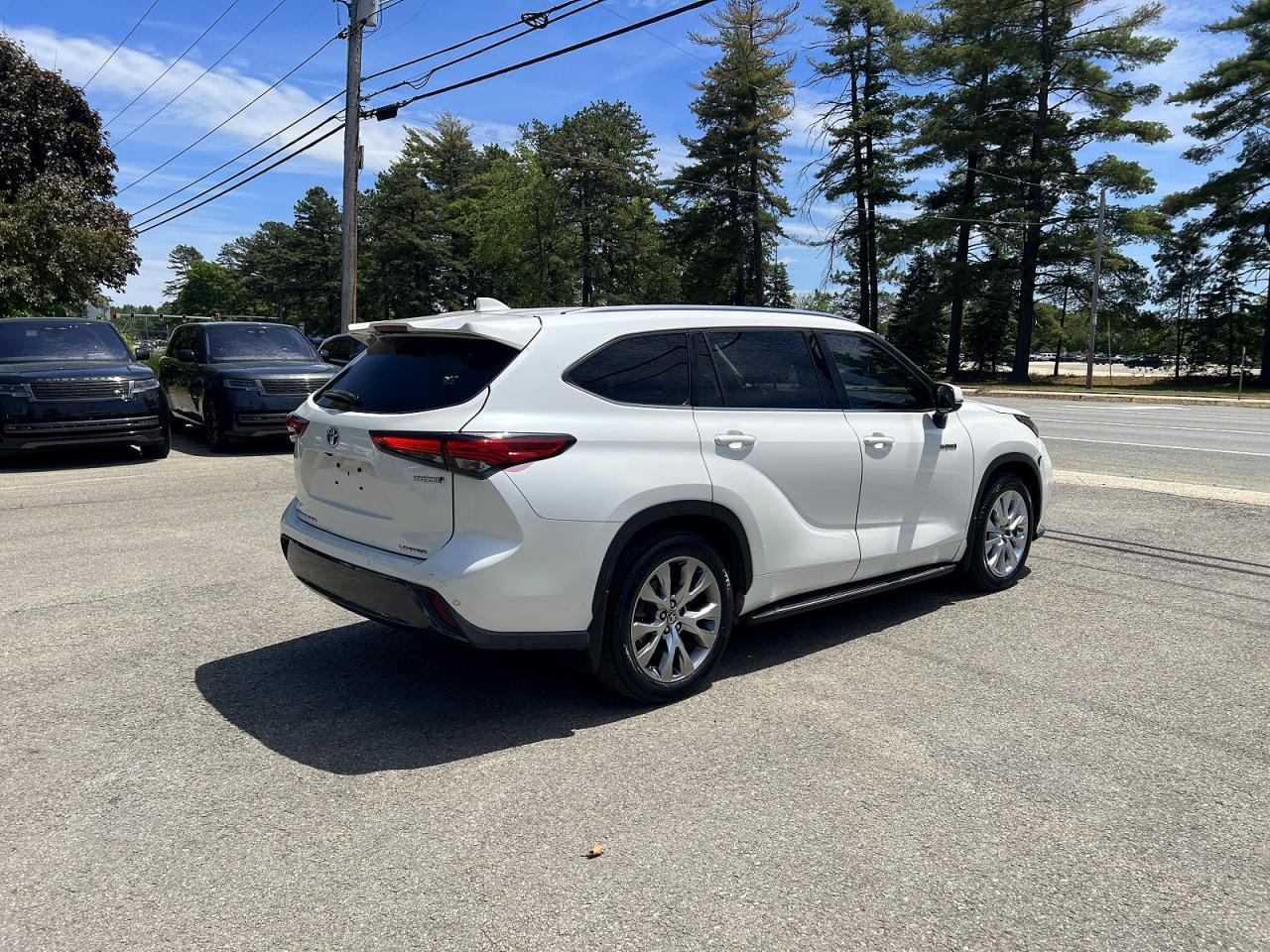 2021 Toyota Highlander Hybrid Limited - Image 4
