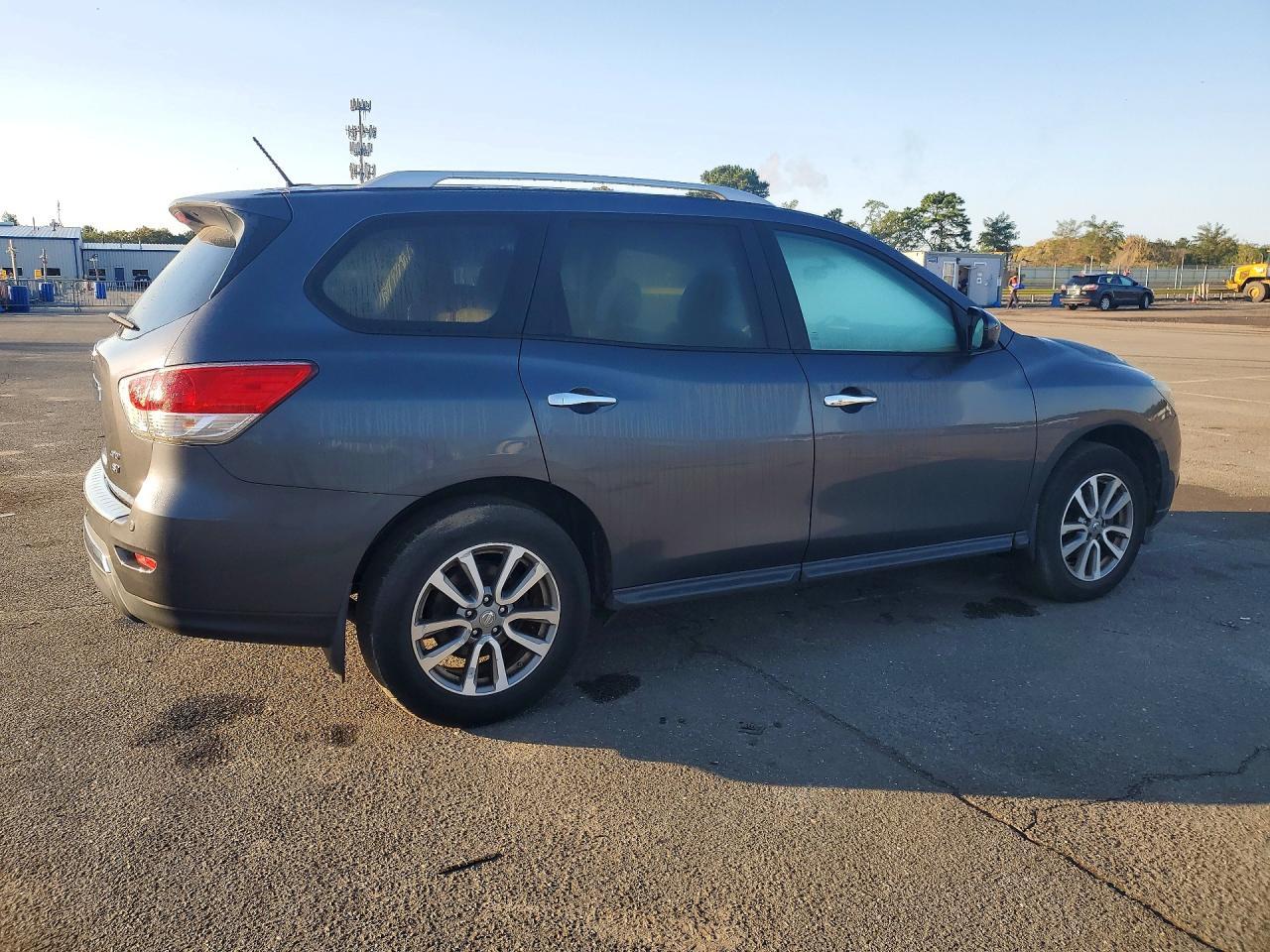 2014 Nissan Pathfinder Sv - Image 3