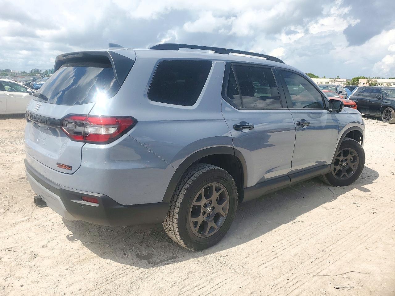 2025 Honda Pilot Trailsport - Image 3