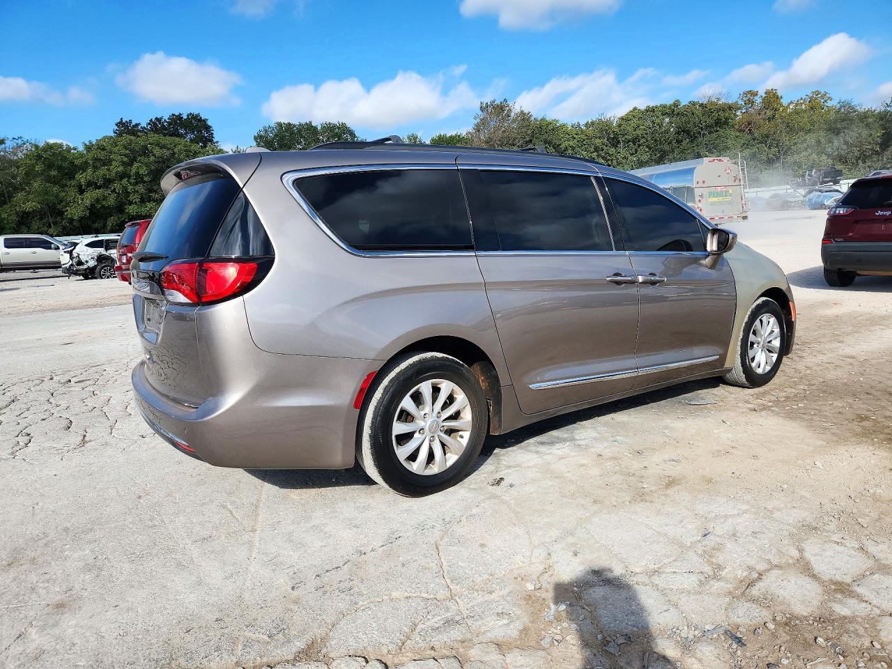 2017 Chrysler Pacifica Touring L - Фото 3