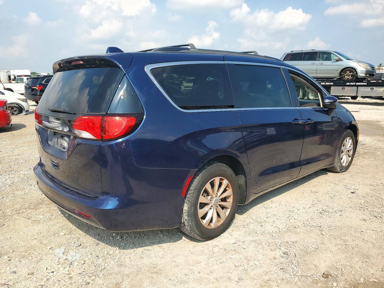 2017 Chrysler Pacifica Touring - Фото 3