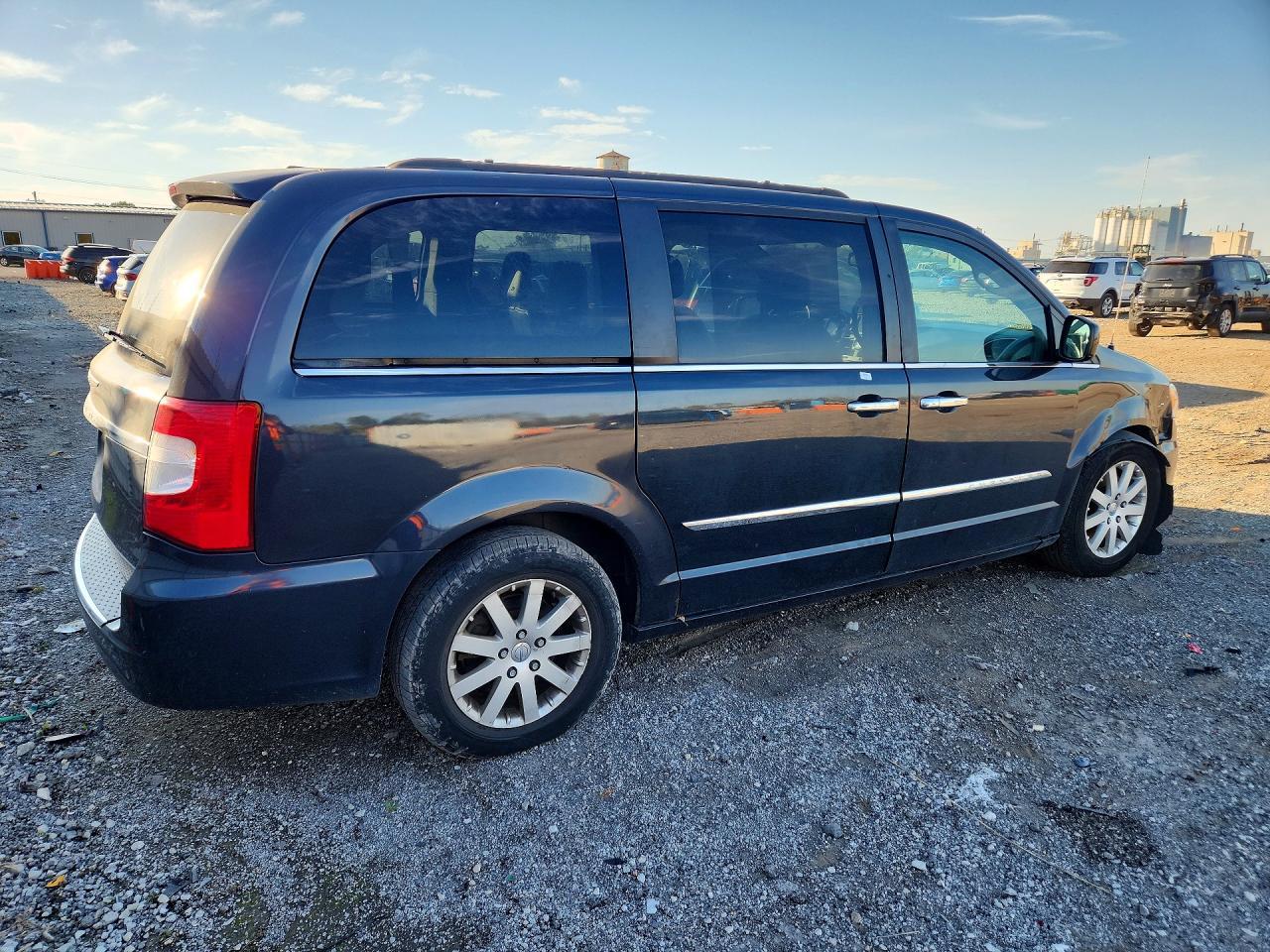 2014 Chrysler Town & Country Touring - Фото 3