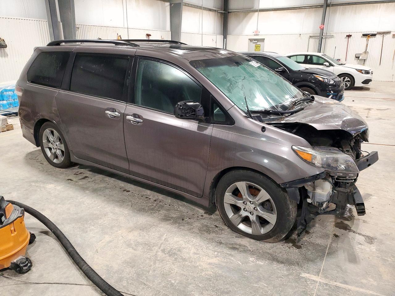2014 Toyota Sienna Se 8-Passenger - Image 4