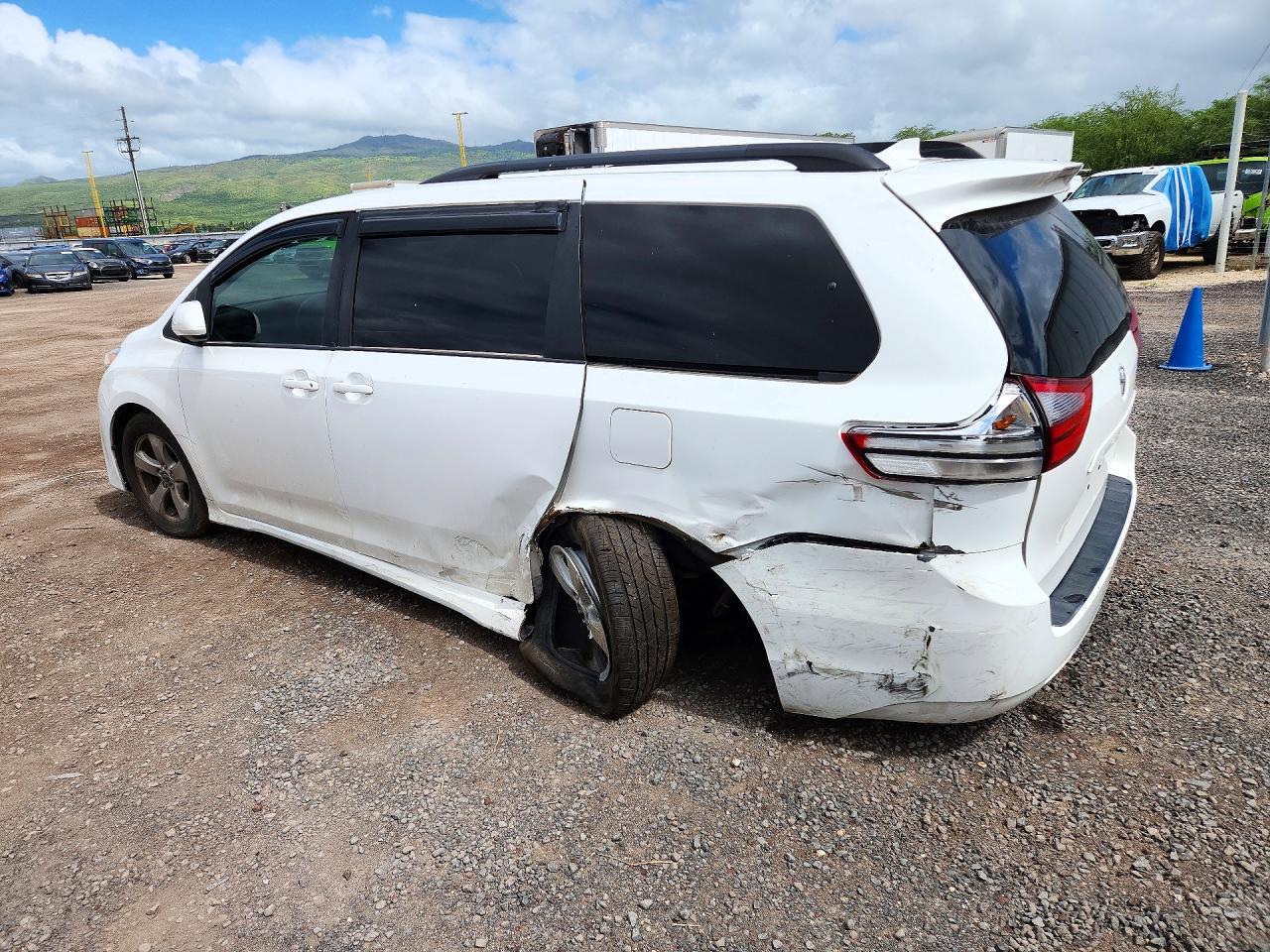 2020 Toyota Sienna Le - Image 2