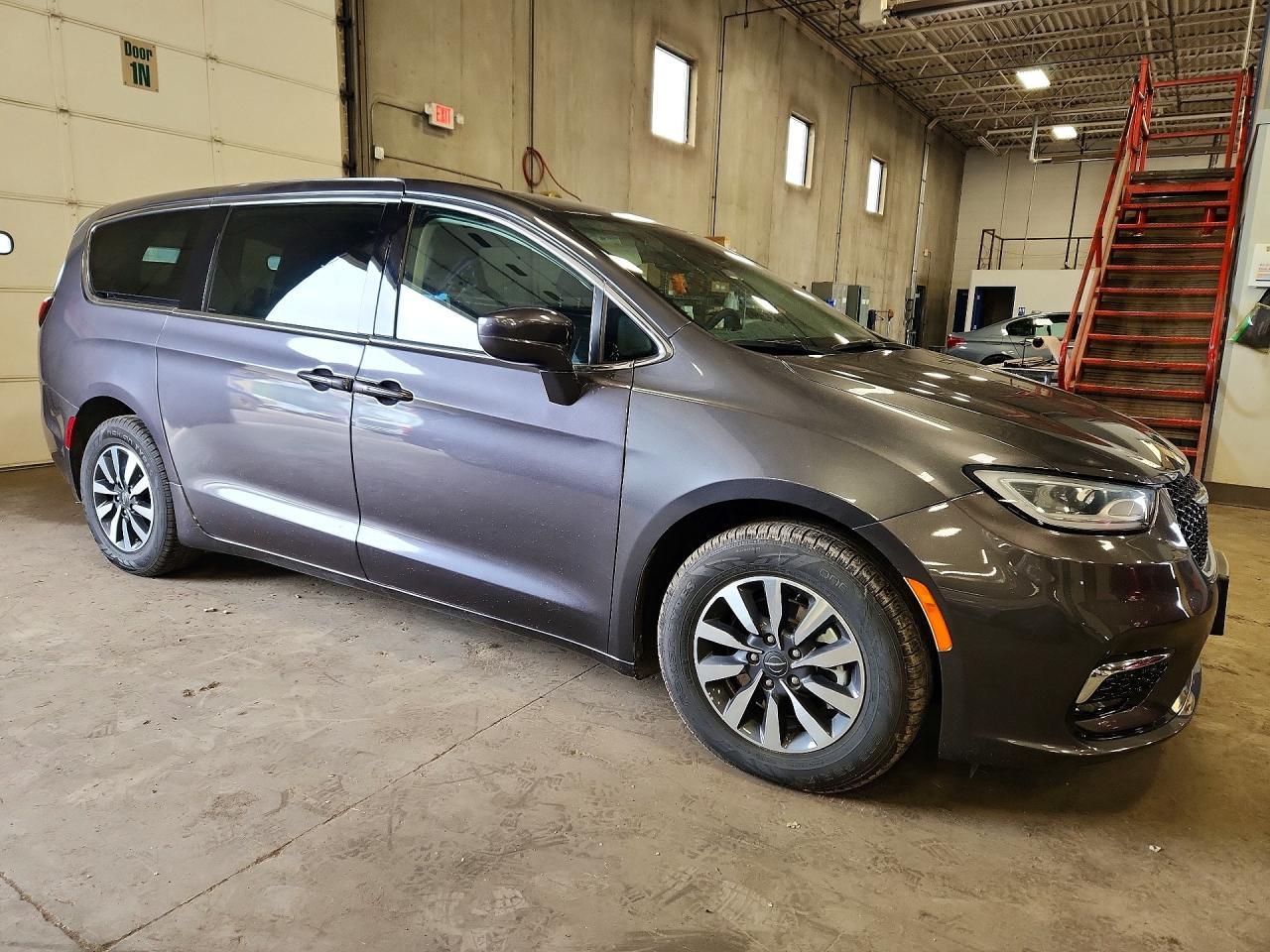 2022 Chrysler Pacifica Hybrid Touring L - Image 4