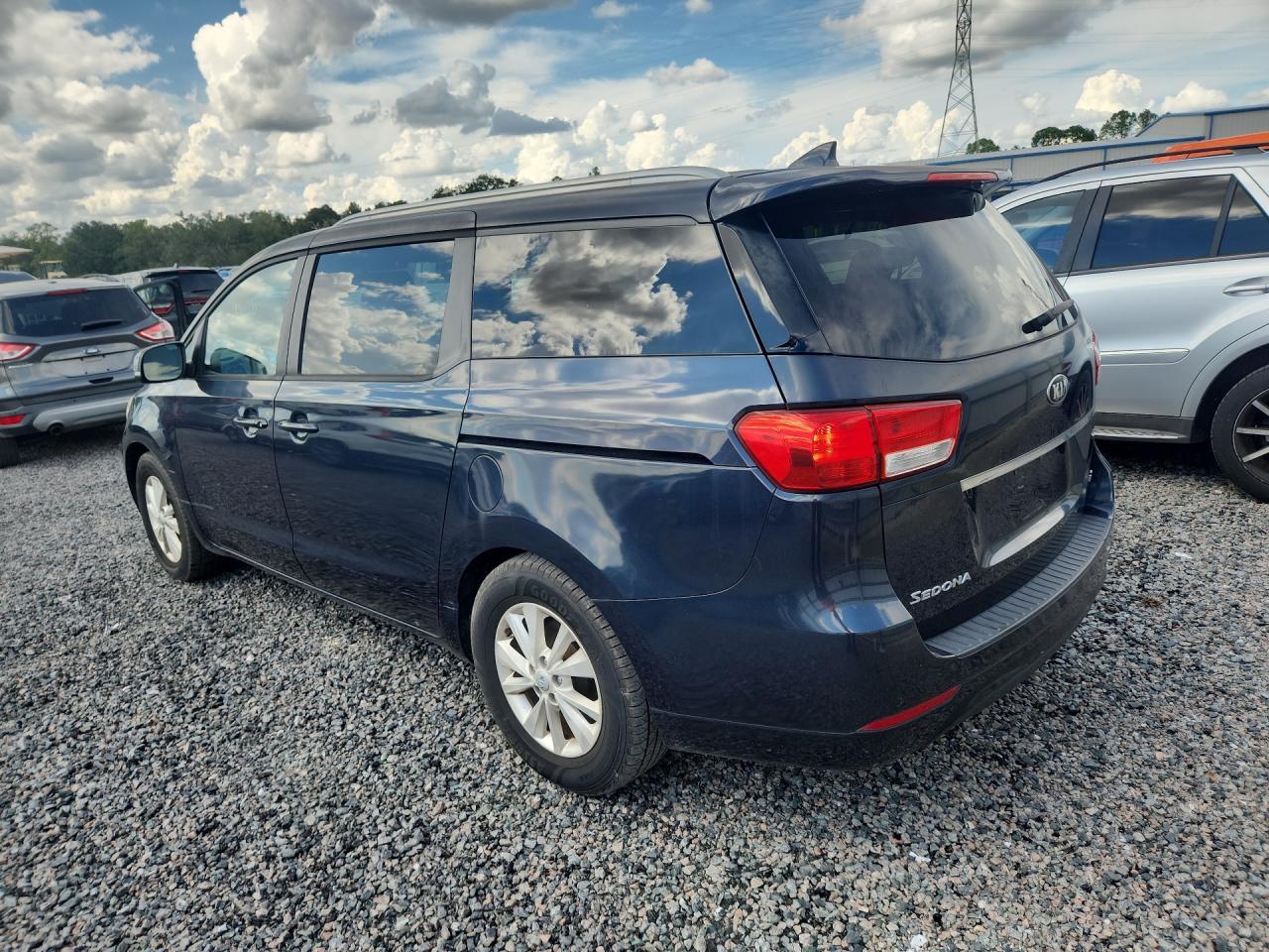 2015 Kia Sedona Lx - Image 2