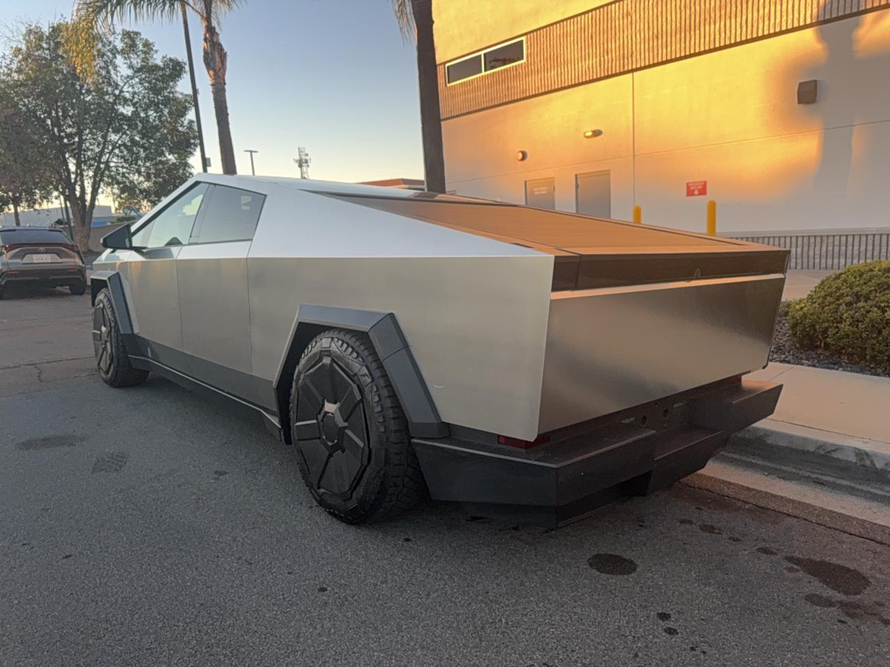 2024 Tesla Cybertruck - Фото 3